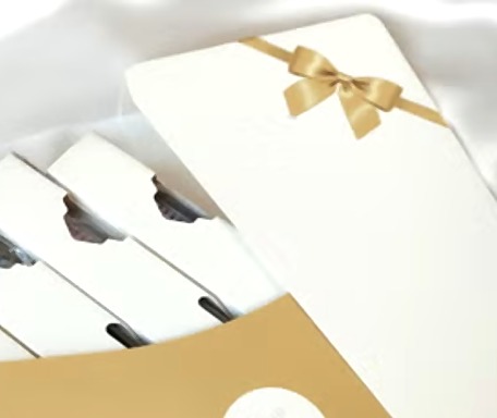 白とゴールドのリボンで包まれた奇跡の歯ブラシのギフトBOX